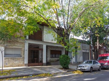 Casa familiar con Jardín, quincho. Muy luminosa!!