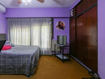 Casa familiar con Jardín, quincho. Muy luminosa!!
