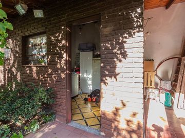 Casa familiar con Jardín, quincho. Muy luminosa!!