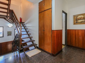Casa familiar con Jardín, quincho. Muy luminosa!!