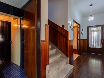 Casa familiar con Jardín, quincho. Muy luminosa!!