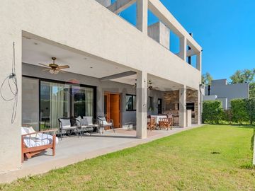 Venta casa con jardin y pileta en la Josefina