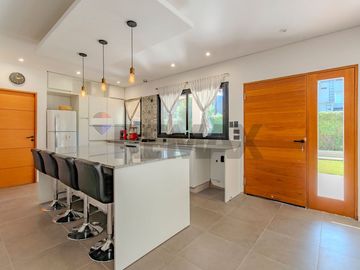 Venta casa con jardin y pileta en la Josefina