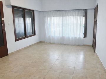 Departamento 2 ambientes con patio sin expensas