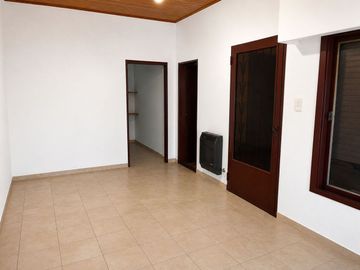 Departamento 2 ambientes con patio sin expensas