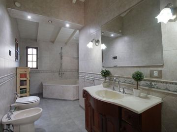 CASA 4 AMB CON QUINCHO Y PILETA EN CIUDAD EVITA