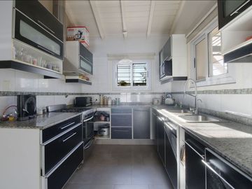 CASA 4 AMB CON QUINCHO Y PILETA EN CIUDAD EVITA