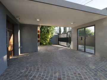 CASA 4 AMB CON QUINCHO Y PILETA EN CIUDAD EVITA