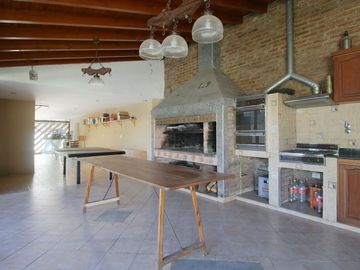 CASA 4 AMB CON QUINCHO Y PILETA EN CIUDAD EVITA