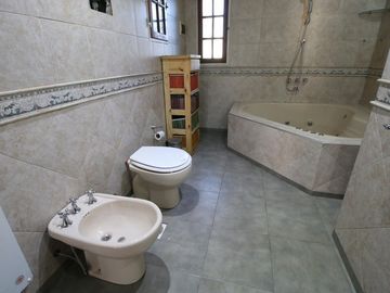CASA 4 AMB CON QUINCHO Y PILETA EN CIUDAD EVITA