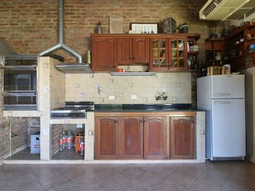 CASA 4 AMB CON QUINCHO Y PILETA EN CIUDAD EVITA