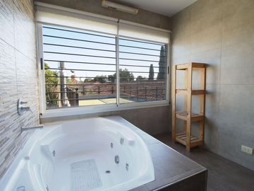 CASA 4 AMB CON QUINCHO Y PILETA EN CIUDAD EVITA