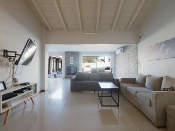 CASA 4 AMB CON QUINCHO Y PILETA EN CIUDAD EVITA
