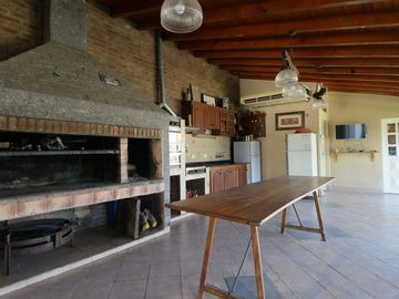 CASA 4 AMB CON QUINCHO Y PILETA EN CIUDAD EVITA