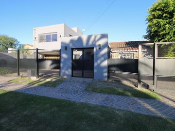 CASA 4 AMB CON QUINCHO Y PILETA EN CIUDAD EVITA