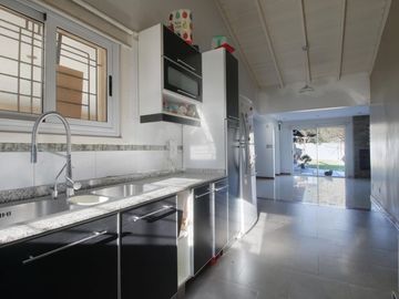 CASA 4 AMB CON QUINCHO Y PILETA EN CIUDAD EVITA