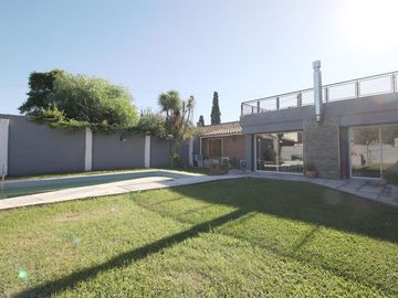 CASA 4 AMB CON QUINCHO Y PILETA EN CIUDAD EVITA