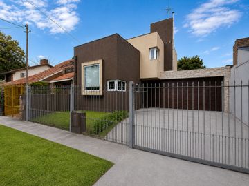 CASA CON PILETA Y QUINCHO COLINAS DE PERALTA RAMOS