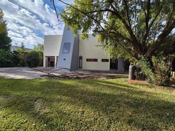 VENTA CASA HARAS DEL SUR 1 CON PILETA LOTE 2050 M2