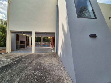 VENTA CASA HARAS DEL SUR 1 CON PILETA LOTE 2050 M2