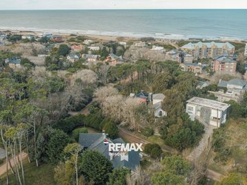 CASA EN VENTA CARILÓ 6 DORMITORIOS CERCA DEL MAR