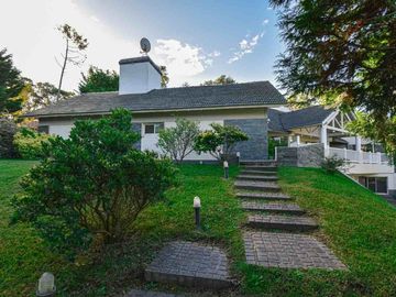 CASA EN VENTA CARILÓ 6 DORMITORIOS CERCA DEL MAR