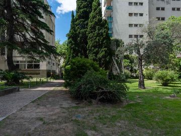 Venta dpto 4 amb con patio pura luz en complejo