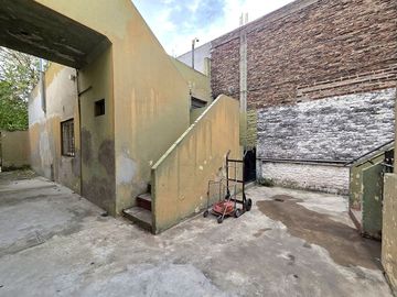 LOTE CON 5 DPTOS Y FONDO LIBRE.IDEAL INVERSOR
