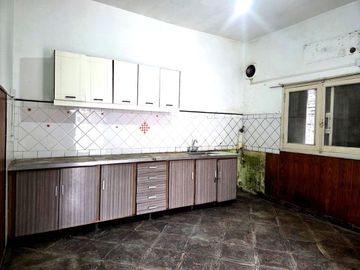 LOTE CON 5 DPTOS Y FONDO LIBRE.IDEAL INVERSOR