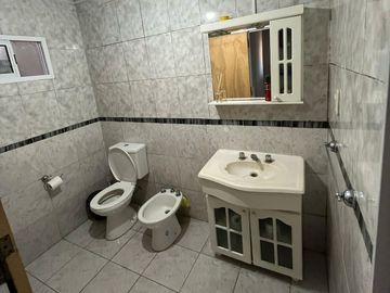 VENTA DE CASA CON AMPLIO TERRENO EN PILAR