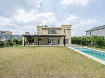 VENTA CASA 5 AMBIENTES EN SAN MATIAS