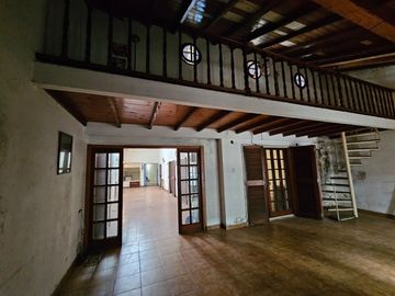 VENTA CASA 5 AMBIENTES A REFACCIONAR. OPORTUNIDAD