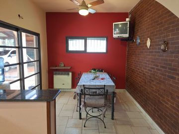 Casa VENTA Longchamps 5 AMBIENTES patio y pileta