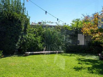 Casa de 7amb con Pileta, Quincho y Parque