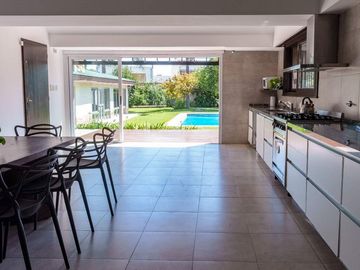 Casa de 7amb con Pileta, Quincho y Parque