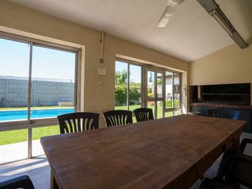 Casa de 7amb con Pileta, Quincho y Parque
