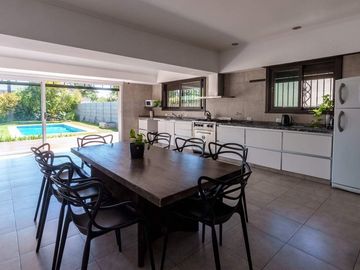 Casa de 7amb con Pileta, Quincho y Parque
