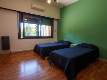 Casa de 7amb con Pileta, Quincho y Parque