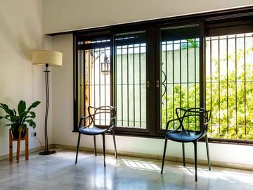 Casa de 7amb con Pileta, Quincho y Parque