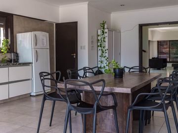 Casa de 7amb con Pileta, Quincho y Parque