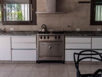 Casa de 7amb con Pileta, Quincho y Parque