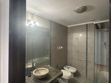 Casa de 7amb con Pileta, Quincho y Parque