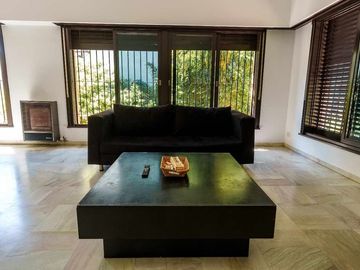 Casa de 7amb con Pileta, Quincho y Parque