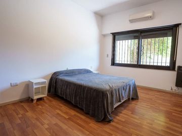 Casa de 7amb con Pileta, Quincho y Parque