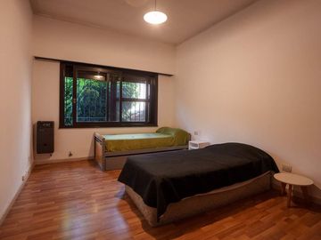 Casa de 7amb con Pileta, Quincho y Parque
