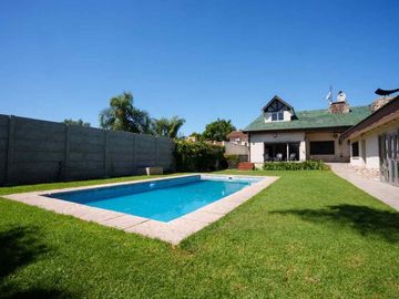 Casa de 7amb con Pileta, Quincho y Parque
