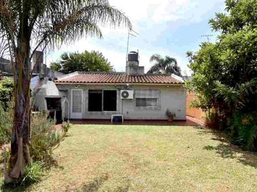 VENTA CASA 4 AMBS HAEDO PARQUE COCHERA