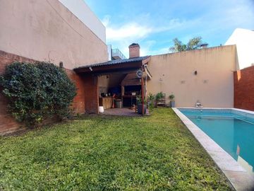 Venta Casa 4 Amb Devoto con Parque, Piscina, Coche