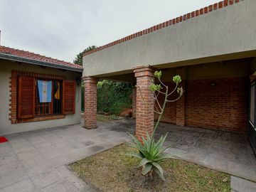 CASA VENTA BERISSO 2 DORMITORIOS QUINCHO PLAYROOM