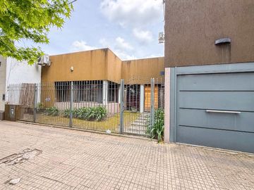 CASA VENTA LA PLATA 4 DORMITORIOS COCHERA PATIO